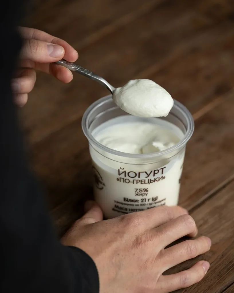 Йогурт по-грецьки з ложкою